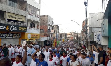 Fé e devoção marcam procissão, mas organização falha